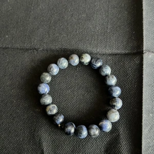Blått pärlarmband - Snyggt armband med blåa pärlor i olika nyanser. Perfekt för att ge en färgklick till din outfit. Elastiskt band för enkel passform. Skicka gärna pris förslag