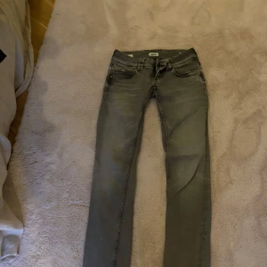 Grå jeans från Pepe Jeans - Asssss snygga lågmidjade jeans från Pepe jeans💓 nyköpta för 1100, skriv om du har frågor! 