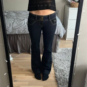 Orsay jeans - Lågmidjade jeans från Orsay med midjemåttet 36 cm tvärs över och innerbenslängden är 77 cm💕