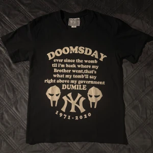 MF Doom Merch - MF Doom Merch i nytt skick. Köpte för ett tag sen men kom aldrig till användning💫