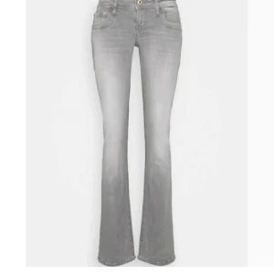 Grå ltb jeans - Snygga grå bootcut jeans från ltb. I storlek 24/30 dom är uppsprättade i längden och passar mig som är 165! 