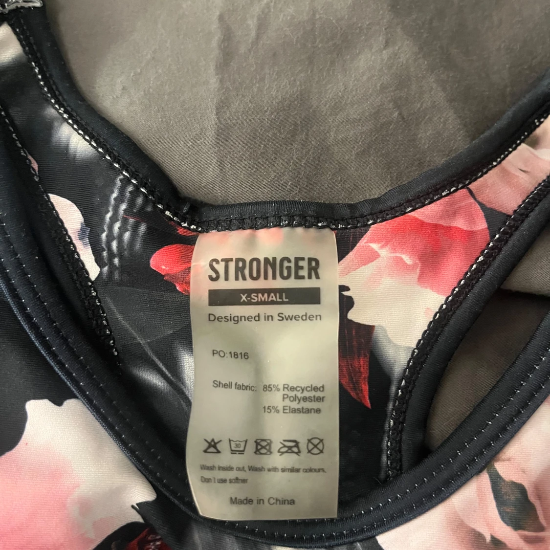 Blommig sporttopp från Stronger - 1