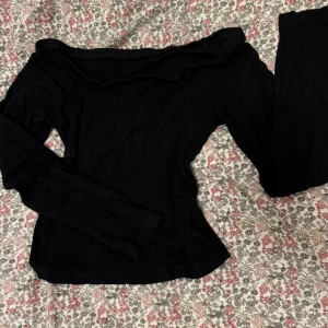 Svart offshoulder topp - Topp i off shoulder. Står ingen storlek men skulle säga XS/S. 50 kr