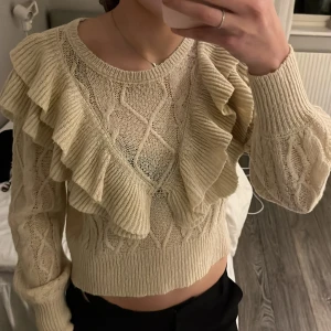 Beige stickad tröja från JDY - Säljer min stickade tröja från JDY. Den är i väldigt bra skick, nästan som ny!!!