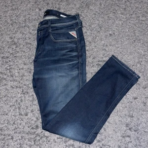 Blå jeans från Replay - Riktigt snygga replay ambass jeans. Storlek 34/32. Knappt använda så i princip nyskick.  Nypris runt 1600. Mitt pris 499 men går att diskutera vid snabb affär. 