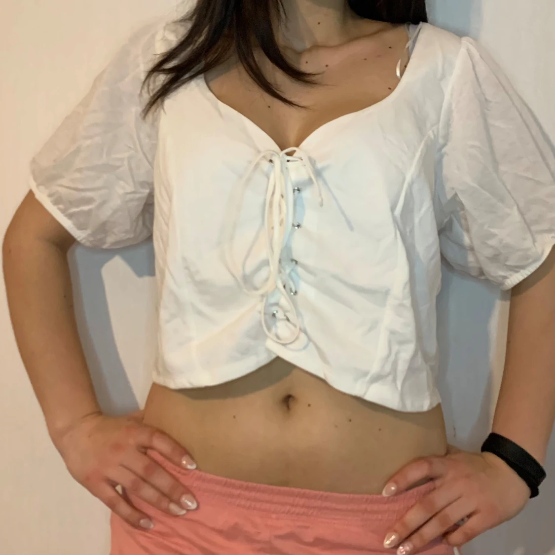 Vit croppad blus med snörning