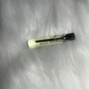 38 essnce testers - Jag säljer 38 testers ifrån essnce som ej är använda, endast luktat på. Det är 2ml flaskor. Alla som finns kvar står i andra bilden. Org pris per tester 45kr