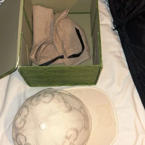 Gucci keps jumbo vit. Bara gjorda i Tyskland. - Helt ny. En av mina favoriter. Gjorda i Englands. S   Men den är stor som m . Pris kan såklart diskuteras.