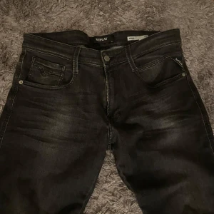 Replay anbass - Tja! Säljer dom här jeansen från Replay då jag fick hem fel storlek och morsan klippte bort alla lappar.  Stilrena me en nice fade! Jeansen är storlek 33/36 men passar även mig som är 183 typ, dom blir inte slim fit då utan mer regular fit så om du är 180+ passar dom👍🏼 bara att skriva för frågor elr bilder mm!😁💯🙌🏻