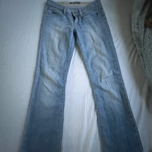 Ljusblå jeans från Big Star - Säljer ett par ljusblå jeans från Big Star. Jeansen är lågmidjade och bootcut,  med snygga broderade bakfickor. Jag är 160 och Midjemåttet är 36 cm. Kom privat för fler frågor eller bilder.💕