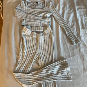 Grå ribbad tröja och byxor  - Säljer detta set som har skönt material och är stretchig o mjuk 