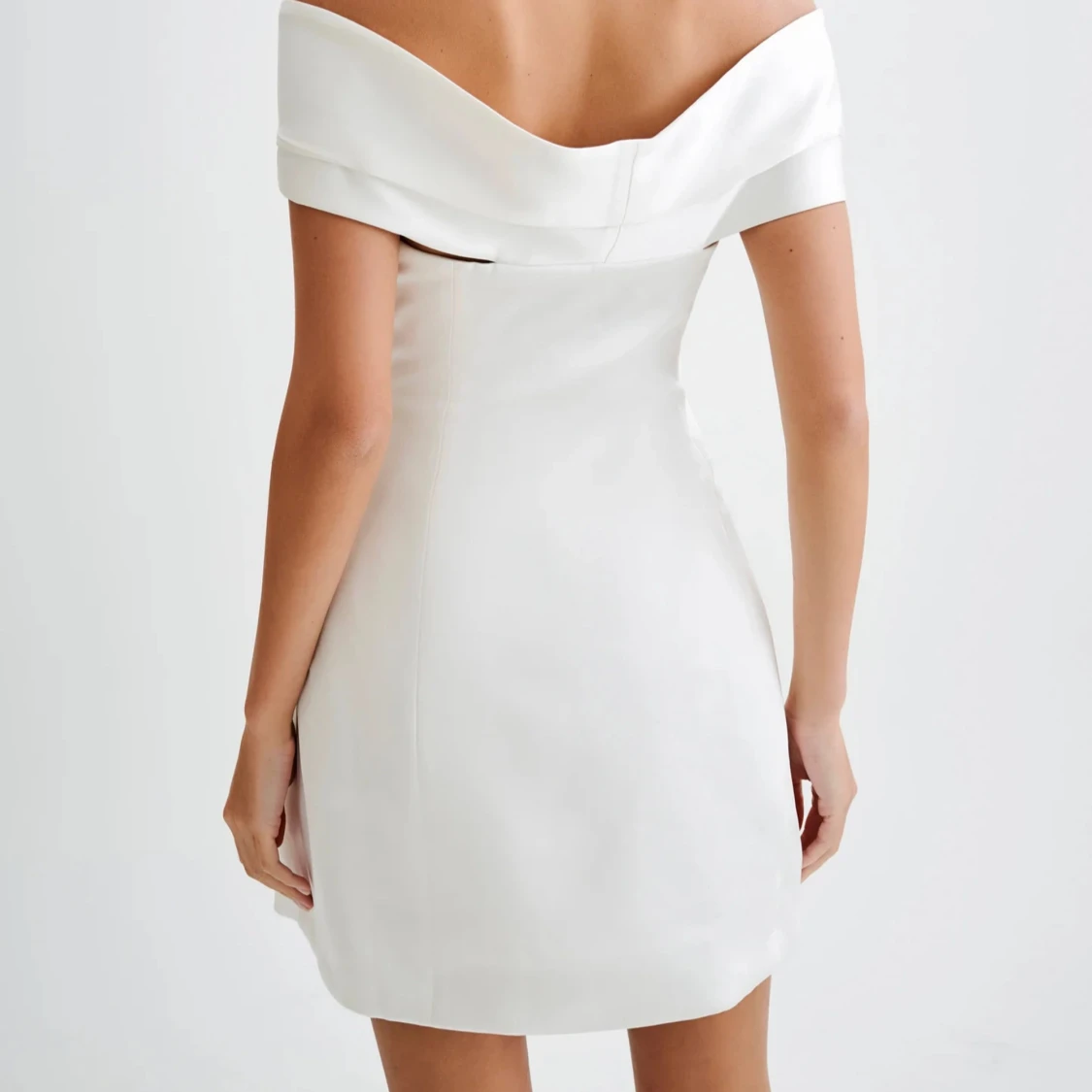 Vit offshoulder klänning från meshki/ studentklänning - 2