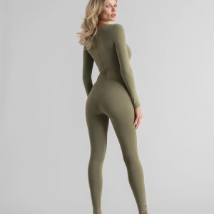 BODSSY - Svart långärmad bodysuit & tröja  - Elegant svart och grön  jumpsuit från BODSSY med en stilren design. Perfekt för att skapa en chic look. Finns också långärmad tröja i militärgrön från BODSSY. Tröja 150kr - Bodysuit 300kr/st (alla kläder är strl XS). Aldrig använda !! Prislappar kvar på nästan alla kläder.