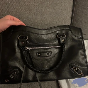 Väska  - Helt ny, oanvänd. Den rymmer ganska mycket tror jag. Den är större irl än på bild.💗 Tryck på köp nu knappen ENDAST om du är säkert på köpet!