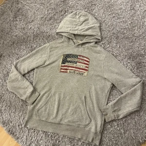 Ralph Lauren hoodie - Säljer en trendig och skön Raffe Hoodie! | Mycket fint skick liten lagning som syns på sista bild samt minimalt hål på luvan med inget av det syns vid användning bedömer det därför som mycket bra skick! | Storlek M. | Ställ gärna frågor innan du köper!