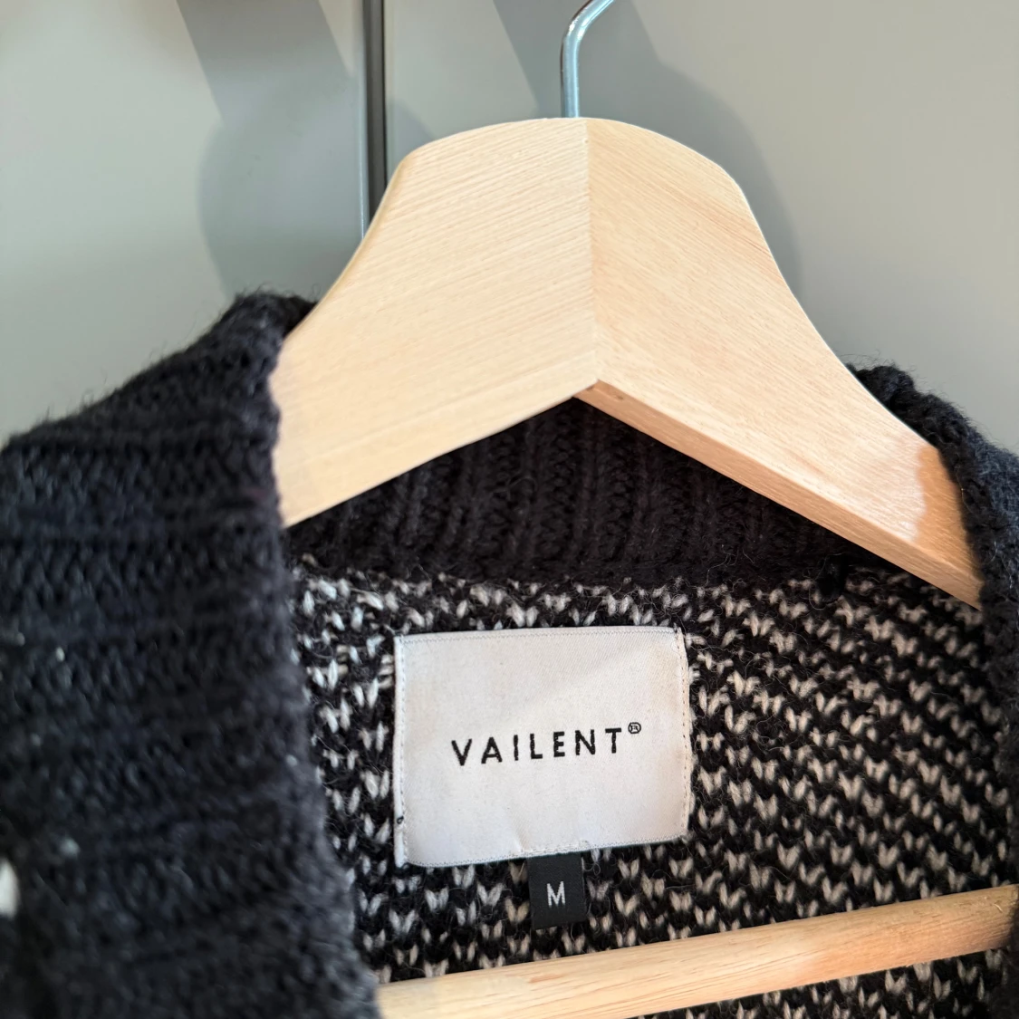 Svart och vit stickad tröja från Vailent - 2