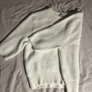 Stickad tröja  - En vit tröja från zara som är använd några få gånger. Är i storlek M men skulle i te säga att dne är särskilt stor utan passar S med