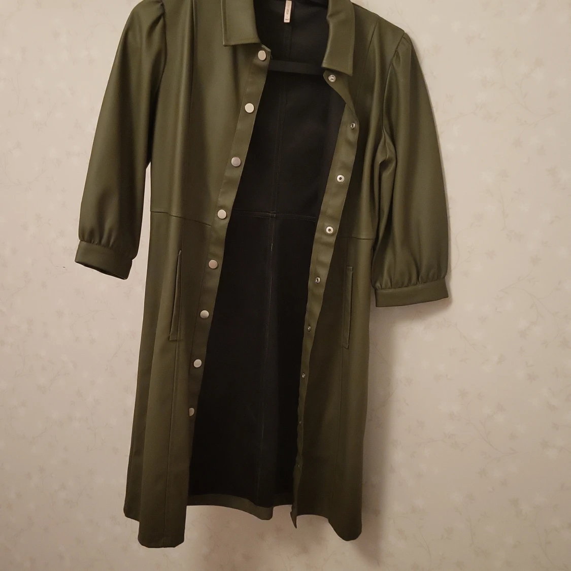 Olivgrön klänning med knappar