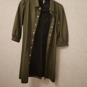 Olivgrön klänning med knappar - Snygg olivgrön klänning med knappar. Inte jätte använd klänning från kidsonly
