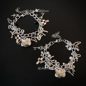 Smyckesset med Hello Kitty berlock - Handgjort matchande smyckesset med unika berlocker och detaljer. Armbanden är 16 cm och kan justeras upp till 20 cm. Skriv om du har frågor eller vill ha fler bilder! 