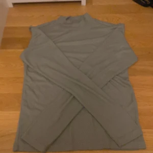 Grön polotröja - Säljer en stilren grön/beige polotröja med långa ärmar. Inga defekter ⭐️