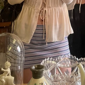 Randig ärmlös topp från Lindex - Säljer en randig ärmlös topp från Lindex Basic. Toppen har ett mönster i blått, rött, svart och vitt. Perfekt för en avslappnad stil, funkar både som tröja och kjol 🤭