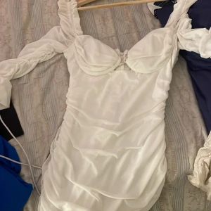 Vit klänning med rynkdetaljer - Använts 1 gång 