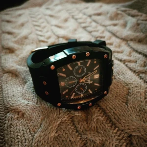 Klocka  - Klocka i svart och roseguld, nyskick och väldigt fin