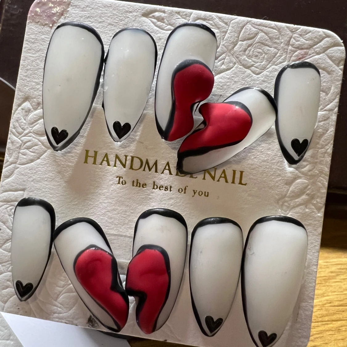 Handgjorda lösnaglar med hjärtdetaljer - 1