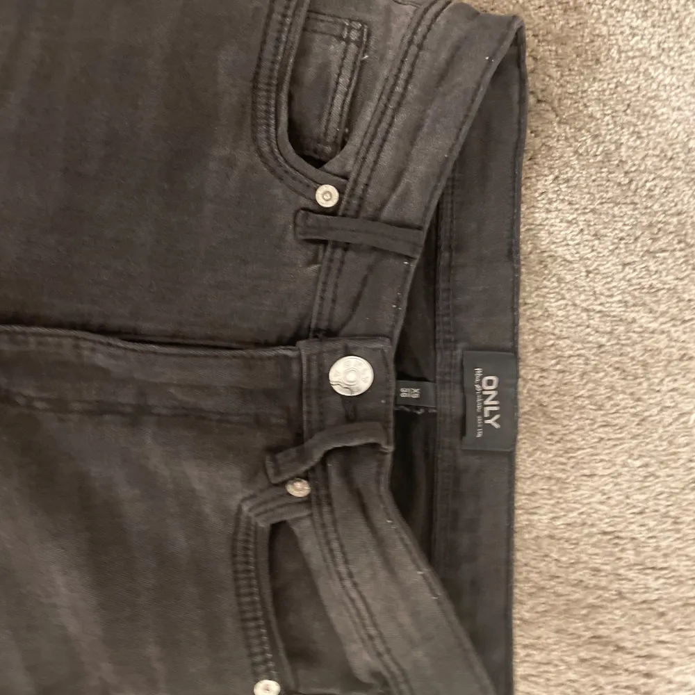 Snygga svarta jeans från ONLY i storlek XS. De har en klassisk femficksdesign med knapp och dragkedja fram. De är flare och i väldigt bra skick. Passar bra i längden på mig som är 175 cm. De är mid waist. De är från only tall.. Farkut & Housut.