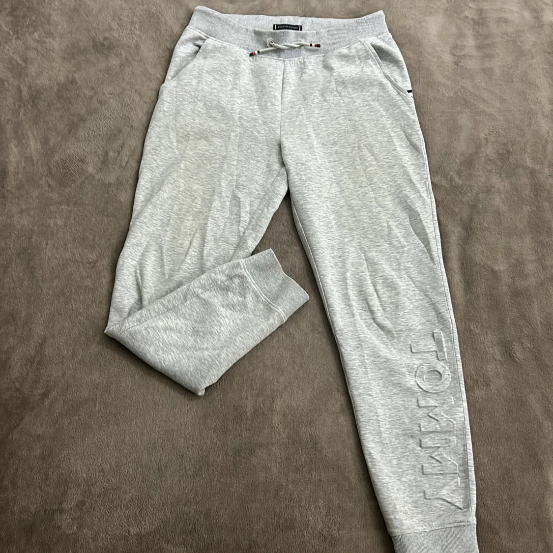 Grå mjukisbyxor från Tommy Hilfiger ( Äkta ) Köpt från Johnells
