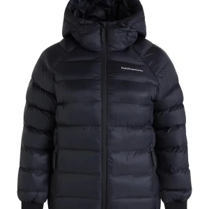 Svart dunjacka från Peak Performance - INTRESSEKOLL på denna snygga och varma svarta dunjacka från Peak Performance. Jackan har en pufferdesign med dragkedja framtill och en justerbar huva. Perfekt för kyliga dagar när du fryser. NYPRIS 3 199kr! Diskuterar pris såklart!
