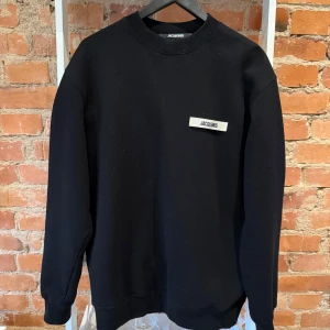 Svart tröja från Jacquemus - Köptes på NK i Stockholm i september och knappt använd. 