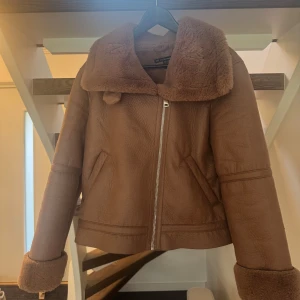 Jacka  - Jacka i storlek XS, vet tyvärr inte vart den kommer ifrån