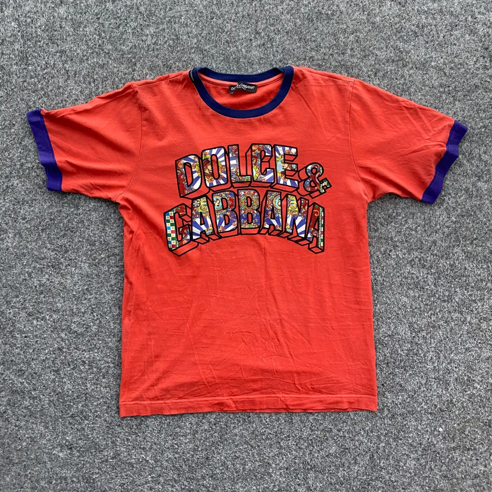 Äkta Dolce & Gabbana logo printed jersey t-shirt. Storlek: M. Perfekt att ha till sommaren. Köpt på luisaviaroma hemsida. Jättebra skick. Hör av er vid eventuella frågor!!. T-paidat.