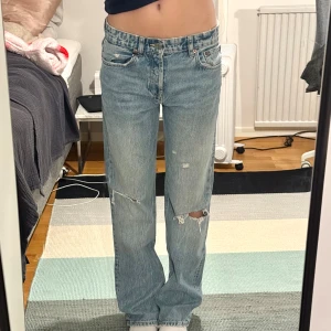 Jeans - Jättesnygga lite baggy jeans med hål❤️ superfina! Midjemåttet är cirka 78 cm och innerbenslängden 82 cm❤️