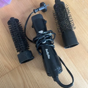 Värmeborste  - Värmeborste från BaByliss med två munstycken, endast testad. Nypris ca 500kr