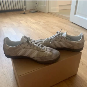 Vita adidas sambas - Rätt ovanliga adidas sambas, smutsiga men d går säkert att tvätta bort, annars i bra skick storlek 42 1/2, liknar gats😋