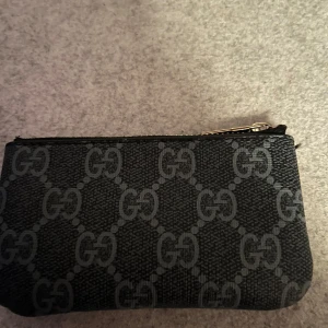 Guci plånbok  - Snygg plånbok med en kedja för nycklar (ingår lite cent vill inte ha dom😊)