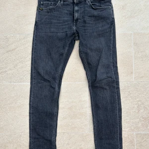 Svarta jeans från Tiger of Sweden - Snygga svarta jeans från Tiger of Sweden med en stilren design. Perfekta för en stilren look. Slim passform och storlek 30x34. Hör av dig vid frågor!