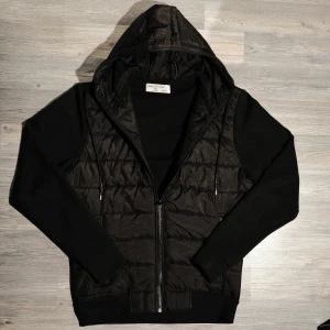 Svart Daniel De Prato Cardigan  - Säljer nu denna perfekta cardiganen. Storlek M. Jackan är i allmänt fint skick men finns tecken på användning samt att dragkedjan kan vara lite jobbig, men funkar! Väldigt fin kvalité på jackan och är gjord i Italien!🇮🇹Hör av dig om du undrar något eller vill ha fler bilder🙌