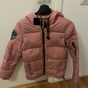 Rosa Dbrand vinterjacka - Säljer en assnygg dbrand rosa dunjacka med huva och dragkedja. Jackan har fickor med dragkedjor. Perfekt för kyliga dagar! Skriv om du har fler frågor eller vill ha fler bilder💗💕(pris går att diskutera)