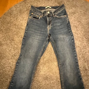 Blå jeans - Jeans Mörkblåa från Gina Tricot, modellen bootcus low waist i storlek 36. Slut online. 