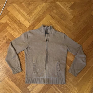 Tröja från Dressman - Säljer nu denna riktigt fräscha stickade Dressman tröjan! Perfekt till vardagen och varmare vårdagar! Skicket är 10/10. Hör av er vid frågor och funderingar!