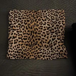 Leopardmönstrad topp från Gina Tricot - Säljer en leopard mönstrad topp i storlek S från Gina.🩷🩷