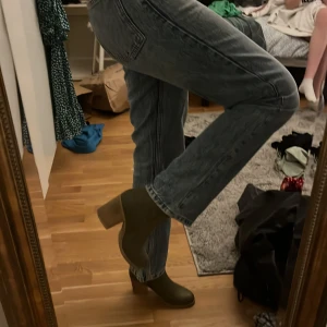 Olivgröna boots med klack och dragkedja - Snygga olivgröna boots från Aldo med en robust klack och dragkedja på sidan.Dom är i storlek 37 men är ganska små💕