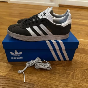 Adidas gazelle - Gråa adidas gazelle sneakers i riktigt fint skick. 