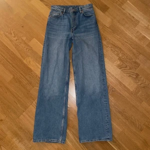 Blå jeans med vida ben - Klassiska blå jeans med vida ben och hög midja. 