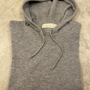 Cashmere Hoodie  - Cashmere Hoodie | Skick: 9/10 | Storlek: XS | Märke: Sayless | Nypris: 900kr | Pris: 649kr | Pris kan diskuteras | Hör av er vid mer frågor | Mvh Leon