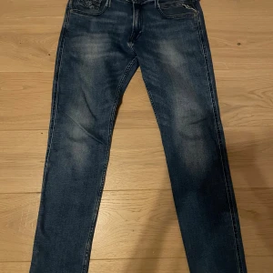 Replay jeans - Säljer nu feta replay jeans i storlek 30/32. Knappast använda och ny pris är runt 1500kr säljer dessa för 500kr